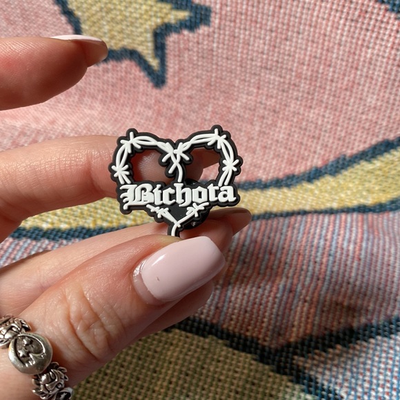 One left!! 💙 Bichota Barbed Wire Heart Crocs Charm - Picture 2 of 5